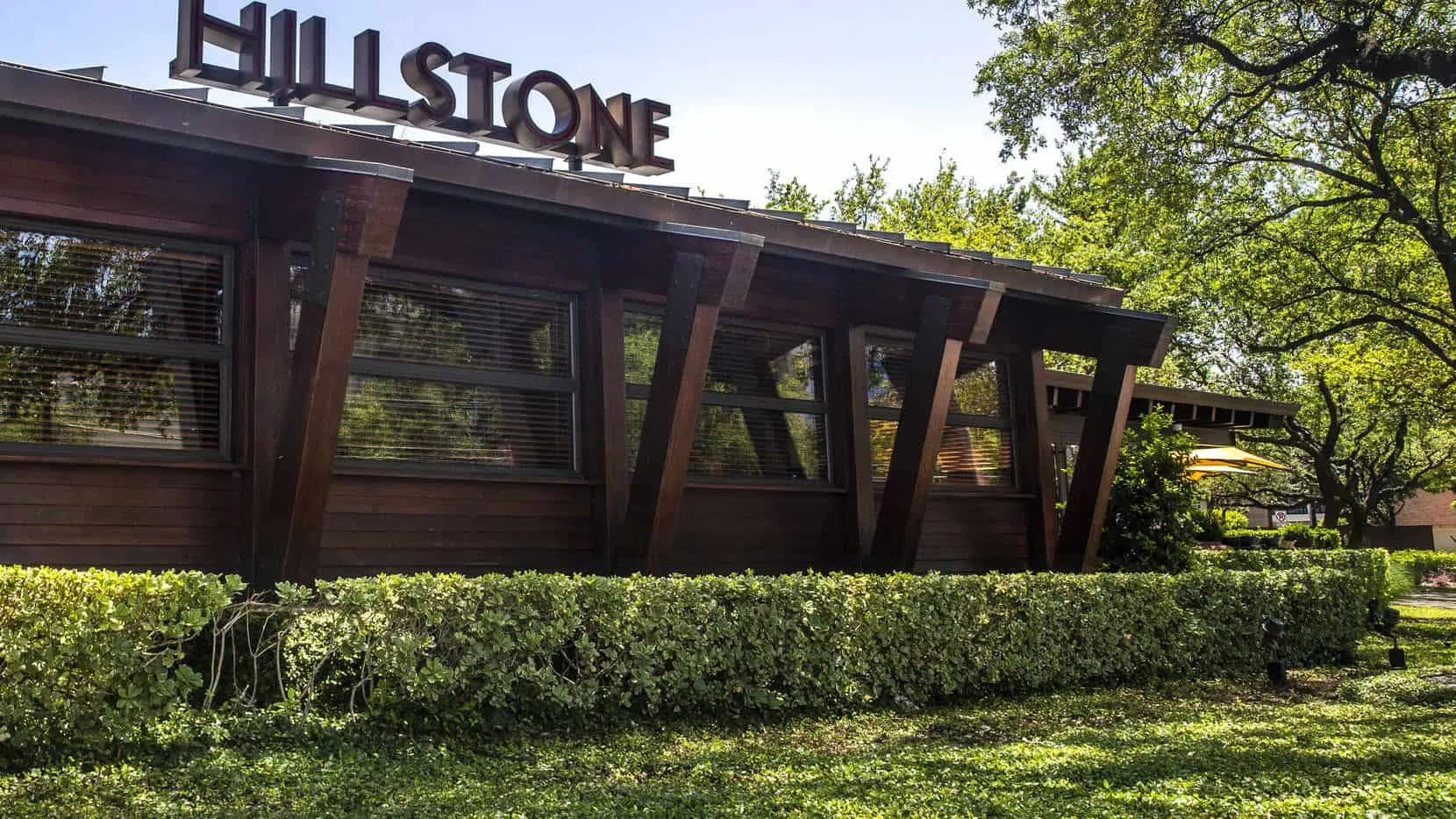 The Hillstone Restaurant Group has been accused of prohibitings employees from wearing protective equipment to guard against COVID-19.(Lynda M. Gonzalez / Staff Photographer)